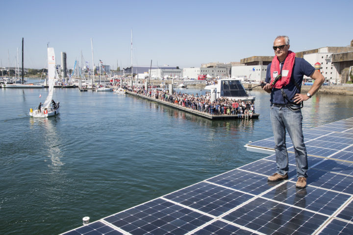 R4WO_PASCAL_MORIZOT_STANDING_ON_SOLAR_PANELS_AT_DEPARTURE_photo_peter_charaf_M05A7465_WEB